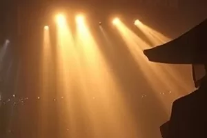 孤月照归狐封面，孤月下归狐踏雪而行